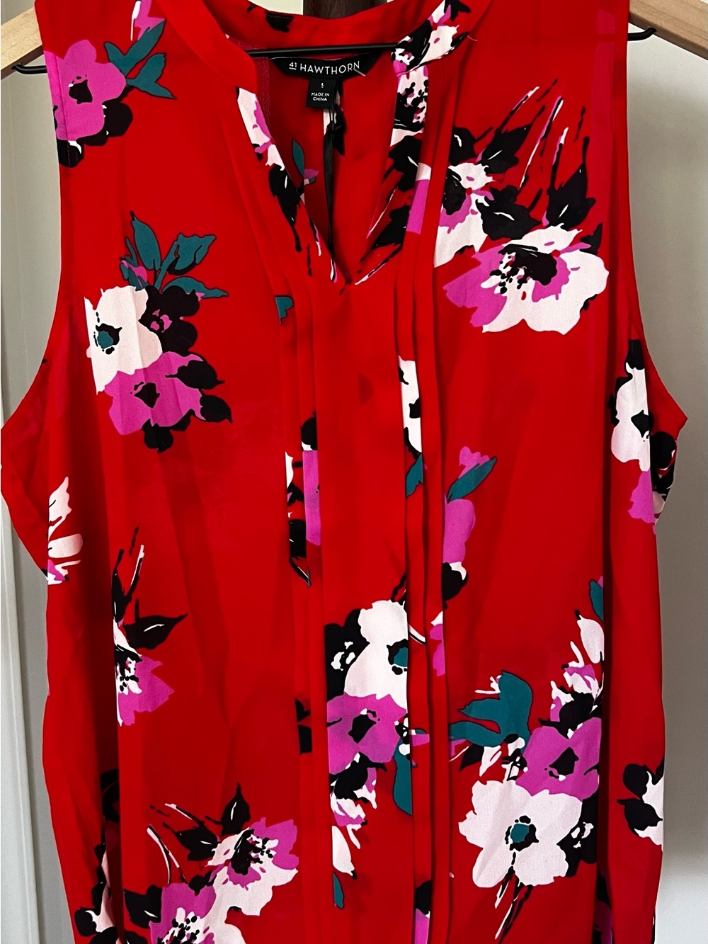41 Hawthorn Sleeveless Floral Blouse Red V-neck Pleated Front Size L NWT